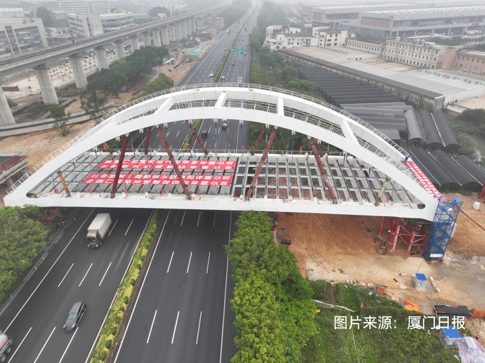 廈門日?qǐng)?bào)：11天“上跨”沈海高速?gòu)B門段 2054噸鋼拱橋?qū)崿F(xiàn)“毫米級(jí)誤差”落腳 跨徑達(dá)90米，頂推距離82.15米，刷新國(guó)內(nèi)同類型施工紀(jì)錄